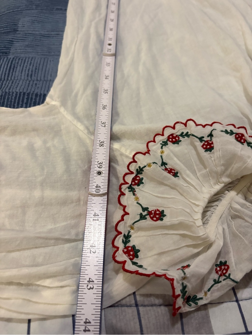 Doen Chateau Strawberry Embroidered Nightgown Size Small Very Rare - Picture 16 of 16